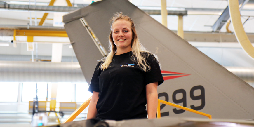 Janne Handrum er YS-ambassadør under «Yrkesfagenes år 2018». Her er hun avbildet foran halen på ett F-16.