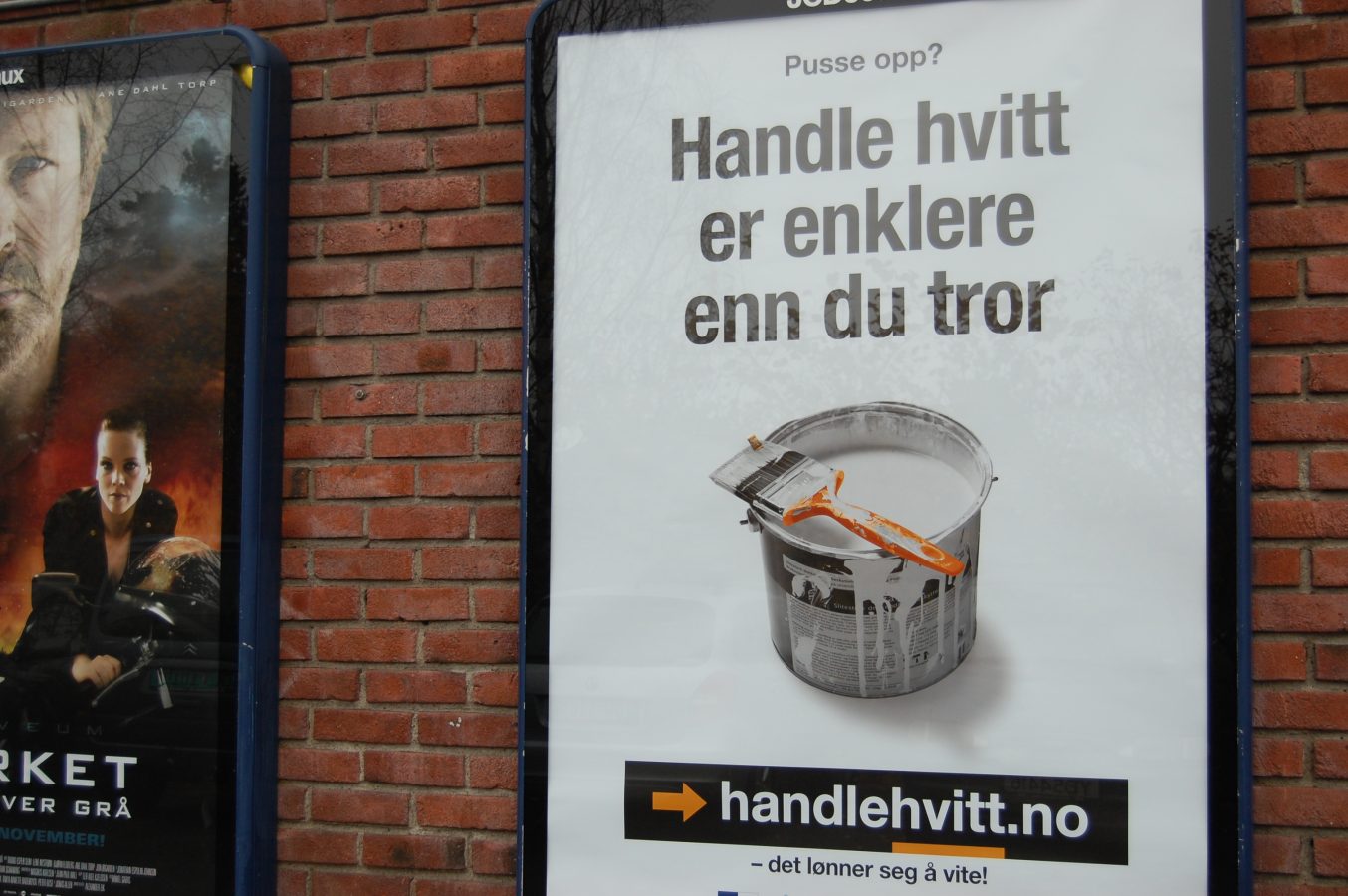 Plakat på murvegg med påskriften Handle hvitt er enklere enn du tror. Foto: LIv Hilde Hansen