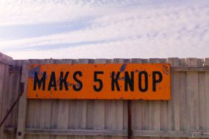 Bilde av orange skilt med påskriften kams 5 knop
