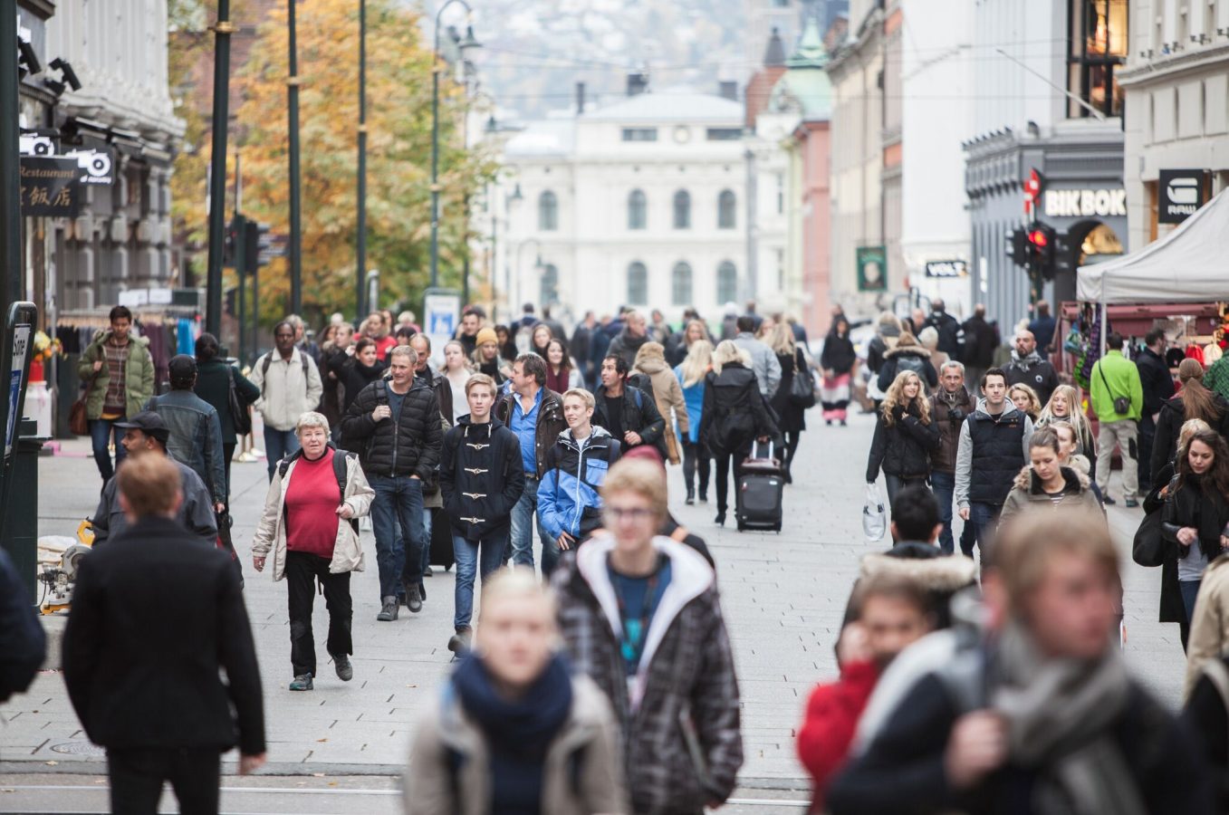 Folk som går på Karl Johan. Foto: Erik Norrud