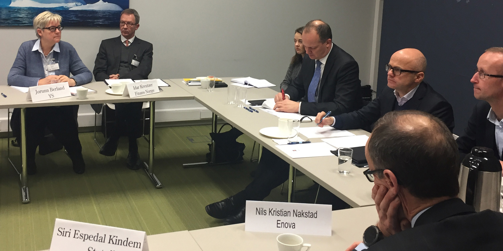 YS-leder Jorunn Berland, Idar Kreutzer, Finans Norge, samfedselsminister Ketil Solvik-Olsen og klima- og miljøminister Vidar Helgesen i KLimarådet sitter langs et bord og diskuterer. 