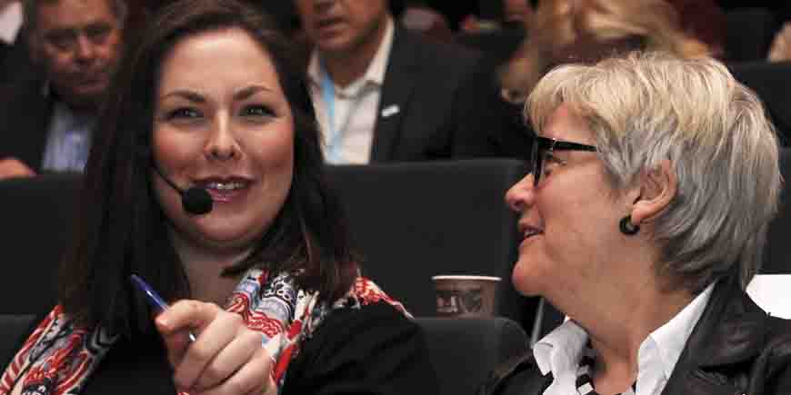 Statssekretær i Finansdepartementet, Cecilie Brein-Karlsen, i samtale med YS-leder Jorunn Berland.