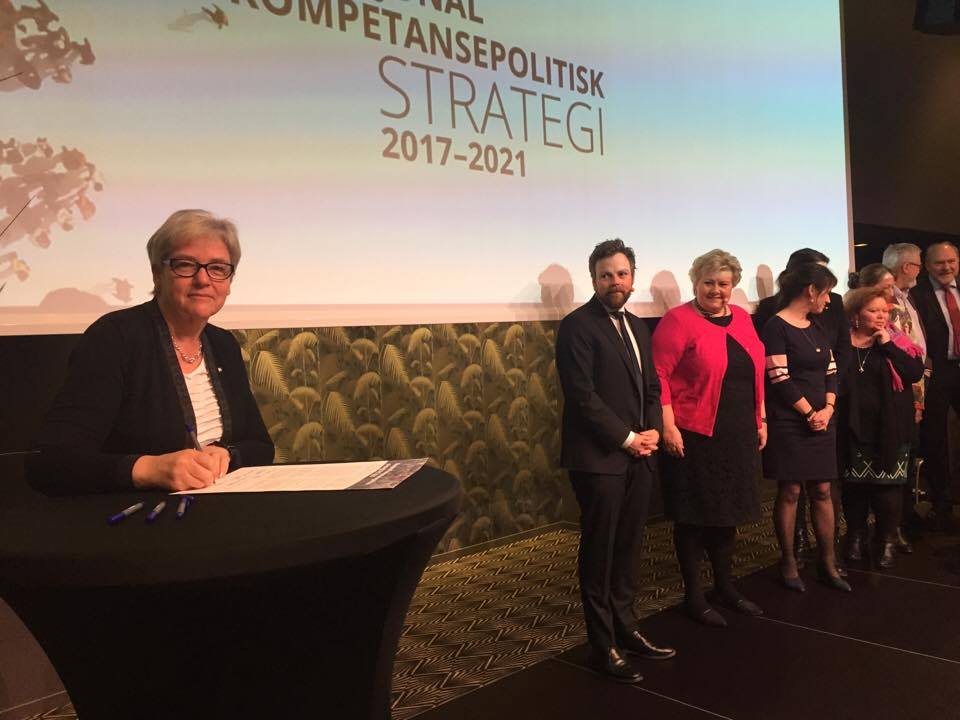 YS-leder Jorunn Berland står på scenen pg underskriver Nasjonal kompetansepolitsk strategi