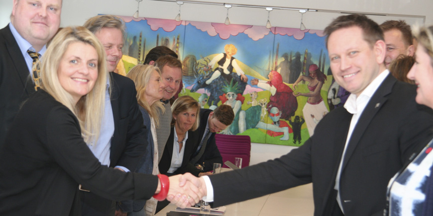 Virkes forhandlingsleder Inger Lise Blyverket og YS' forhandlingsleder Vegard Einan yar hverandre i handa under utvekslingen av krav i årets mellomoppgjør.