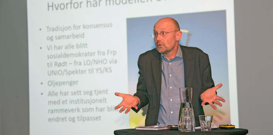 Professor Jan Heiret snakker på YS-konferansen.
