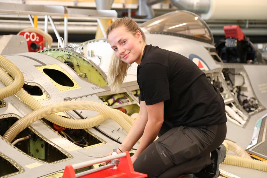 Med fagbrev som flysystemmekaniker kan Janne Handrum velge og vrake i jobber. Hun vil være kvalifisert som mekaniker for fly, helikopter, tog eller båt. Foto: Vetle Daler