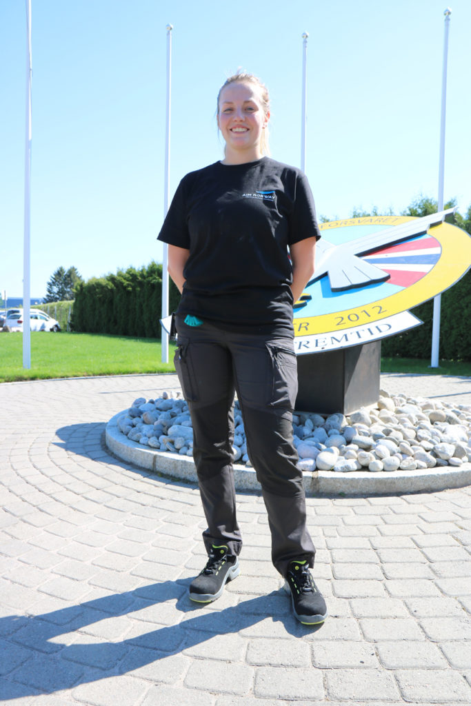 Janne Handrum går i læra som flysystemmekaniker hos AIM Norway. Her lærer hun blant annet å reparere og vedlikeholde norske jagerfly. Foto: Vetle Daler