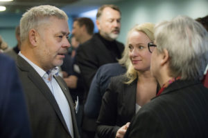 Ny YS-leder Erik Kollerud sammen med arbeidsminister Anniken Hauglie. Avgått YS-leder JOrunn berland med ryggen til.