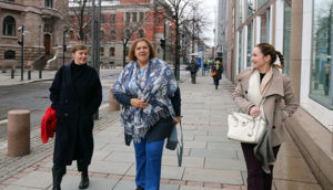 Myrtle Witbooi (midten) fikk en spasertur i regjeringskvartalet på vei til møtet i Arbeids- og sosialdepartementet (ASD), her sammen med Siv Bjelland (YS Media) og Linda Reinholtsen (LO).