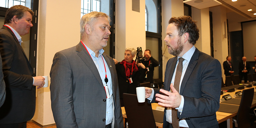 YS-leder Erik Kollerud (t.v.),  sammen med arbeids- og sosialminister, Torbjørn Røe Isaksen. Foto: Liv Hilde Hansen