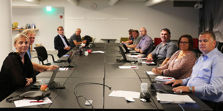 Fra venstre: Tonje Krakeli Sneen (forhandler i Parat), Einar Ove Hukset (klubbleder for Parat i Siemens AS Avd Energy Management Parat), Hogne Hole (hovedtillitsvalg SAFE Bilfinger), Roy Aleksandersen (nestleder i SAFE), Christoffer Navlesaker, sektoransvarlig i YS Privat, Christian Jørgensen, (hovedtillitsvalgt SAFE Beerenberg)
Ole Melsom (tillitsvalgt Autronica Fire And Security AS Hovedkontor), Frode Roberto Rettore (Hovedtillitsvalgt Isonor Industrier AS Avd Offshore Sola), Turid Svendsen (forhandlingssjef i Parat) og Parats forhandlingsleder, Kjell Morten Aune. Foto: Helene Husebø/Parat