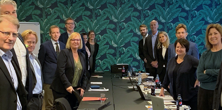 Finansforbundets forhandlingsutvalg til venstre. Forbundsleder Vigdis Mathisen i midten, rett overfor Finans Norges forhandlingsleder og arbeidslivsdirektør Runa Kerr.