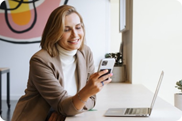 dame dressjakke holder en mobiltelefon