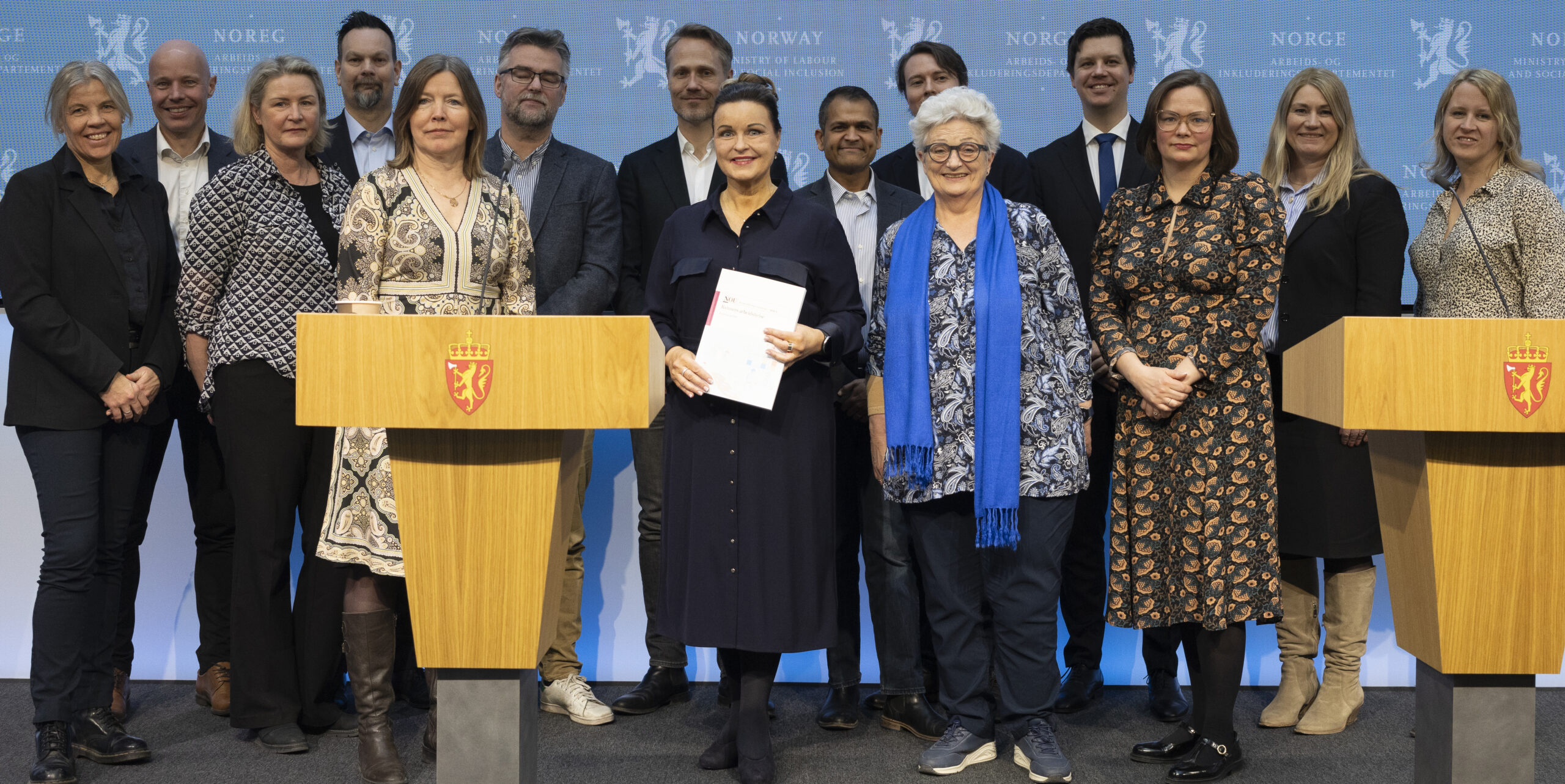 Kvinnearbeidshelseutvalget leverer sin utredning, NOU 2025: 5 Kvinners arbeidshelse. Kunnskap og tiltak (til arbeids- og inkluderingsminister Tonje Brenna. Foto: Arbeids- og inkluderingsdepartementet