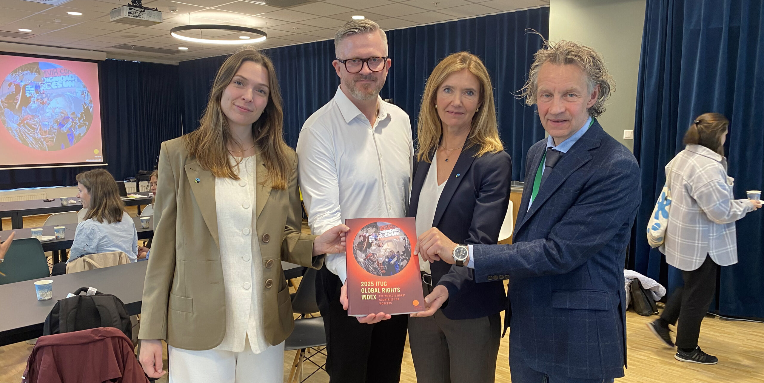 F.v.: Cecilie Kjeldsberg, senior bærekraftsrådgiver fra Fairtrade Norge, YS-leder Hans-Erik Skjæggerud, Tone Faugli, daglig leder i Fairtrade Norge og Rolf A. Vestvik, internasjonale sekretær i YS. Foto: Liv Hilde Hansen