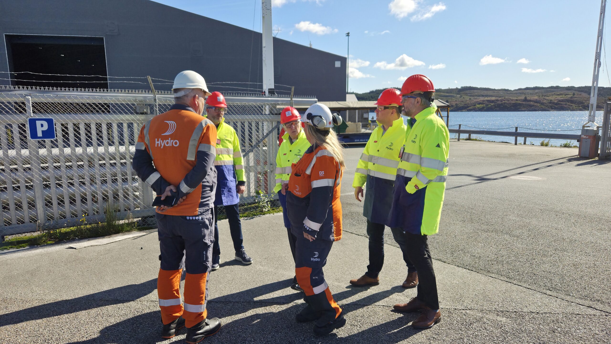 Hjelm, vernebriller og frakk er obligatorisk når man er på omvisning hos norsk storindustri. På trådstøperiet kommer store «tromler» med aluminiumstråd i forskjellige tykkelser ut av produksjonsanlegget. De brukes til kritisk infrastruktur og strømnett over hele Europa.