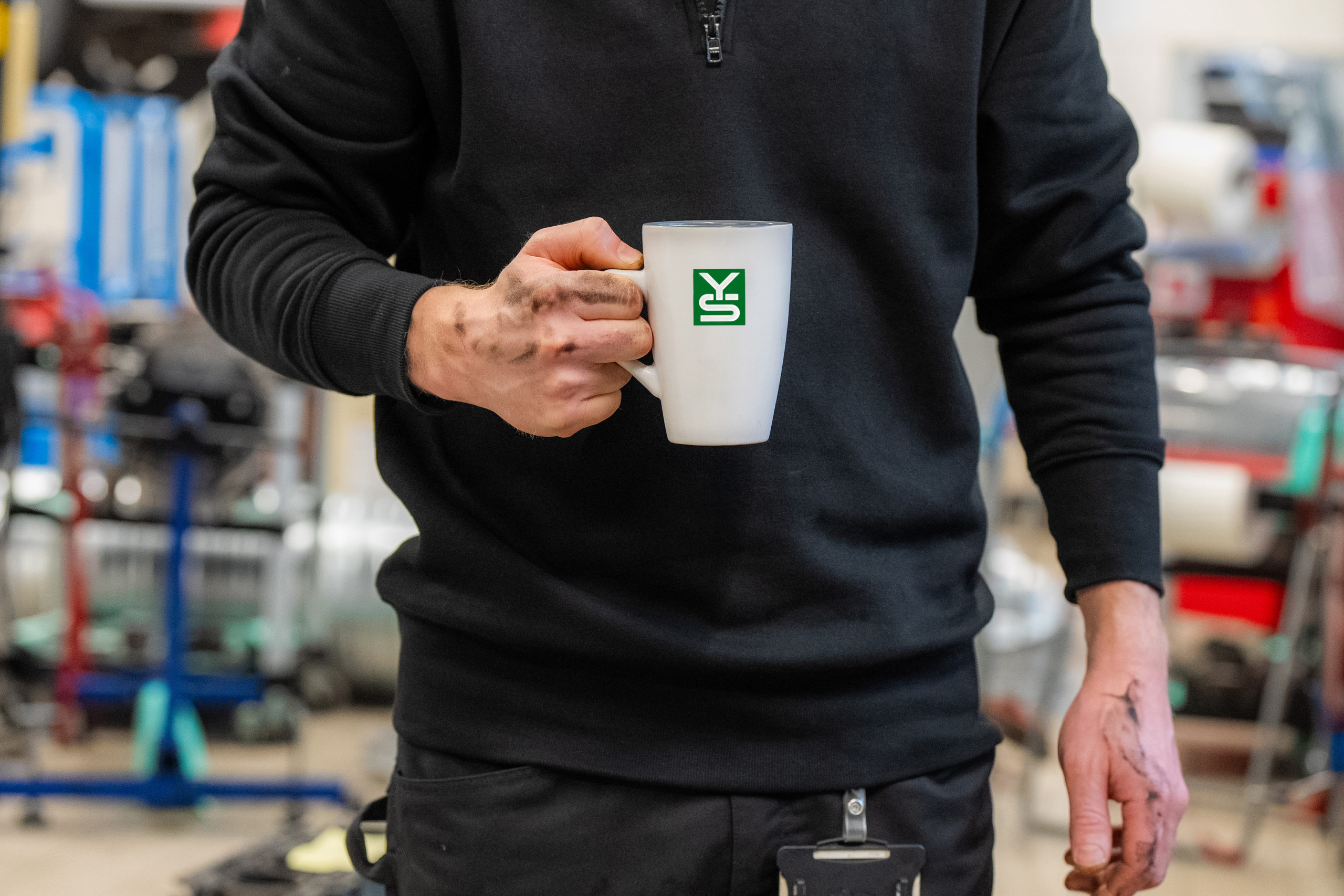 ser over skulderen på en dame som bruker mobilen sin