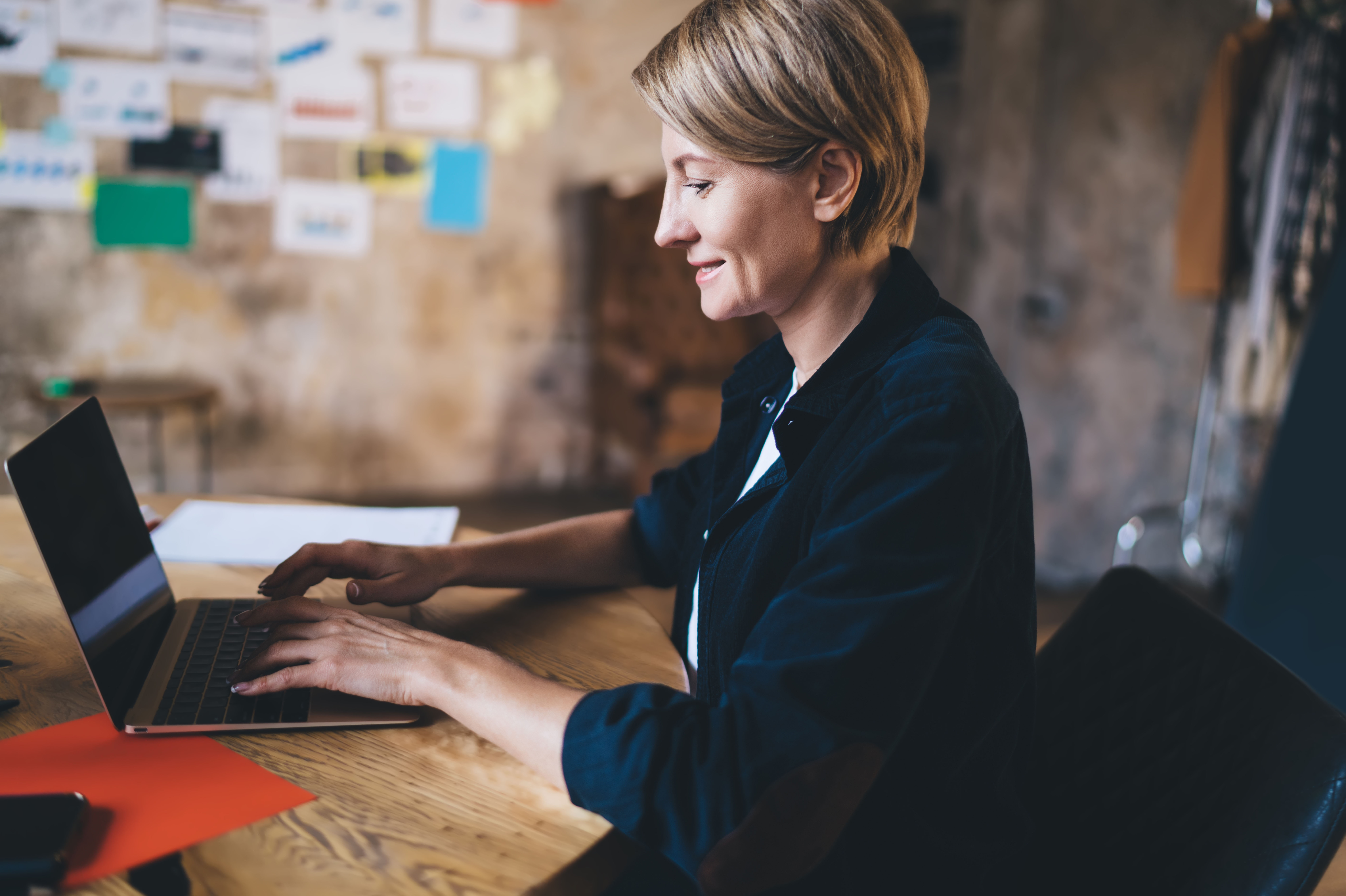 Foto av dame som skriver på en PC