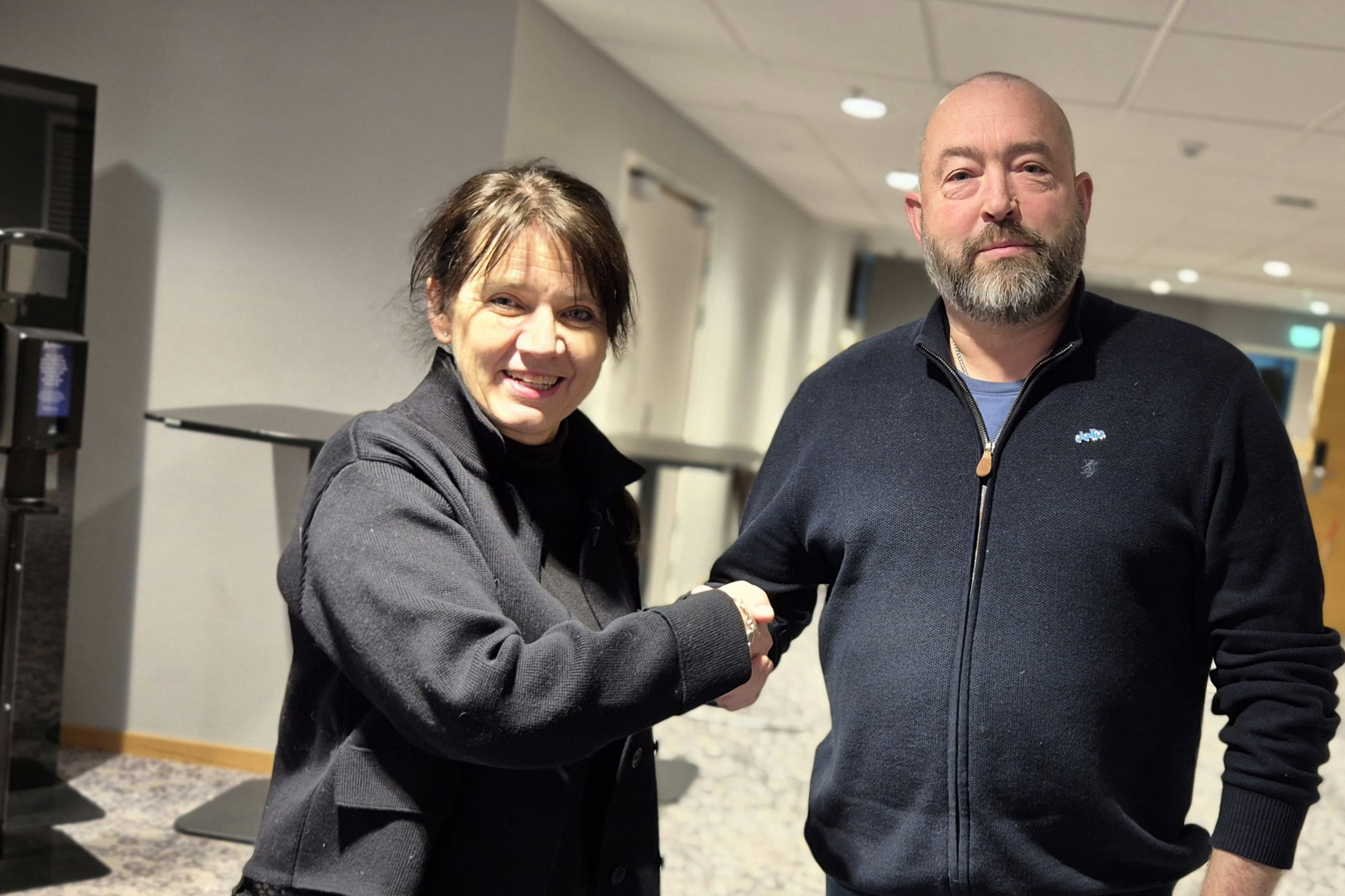 Spekters administrerende direktør Anne Karin Bratten i håndtrykk med YS Spekters nestleder Ola Yttre .