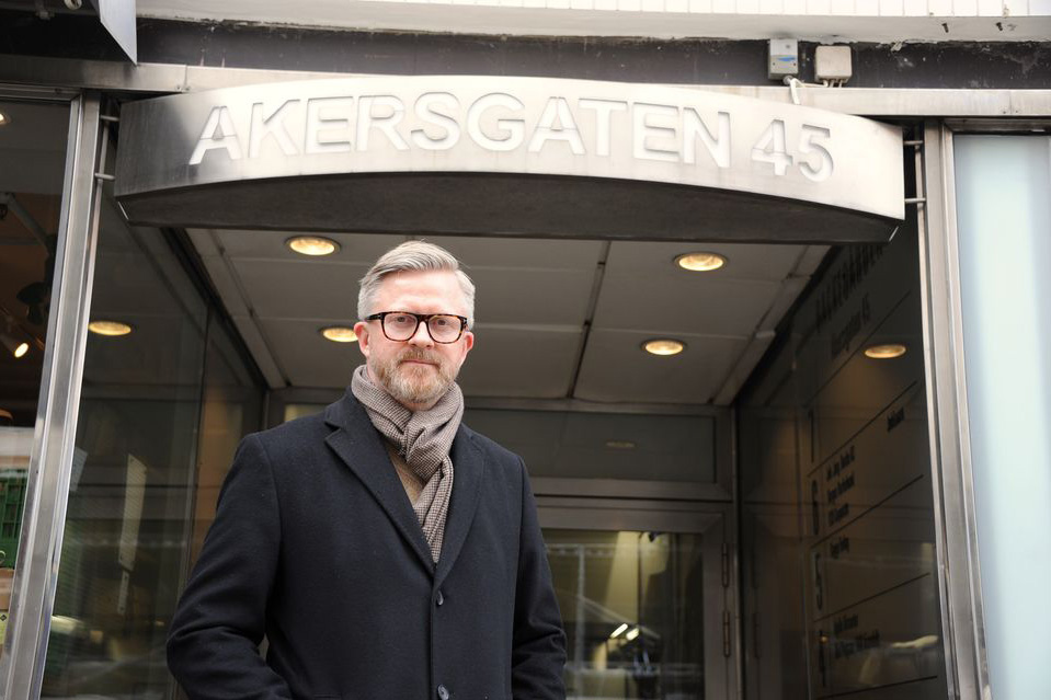 YS-leder Hans-Erik Skjæggerud står utenfor Riksmeklerens lokaler i Akersgata 45.