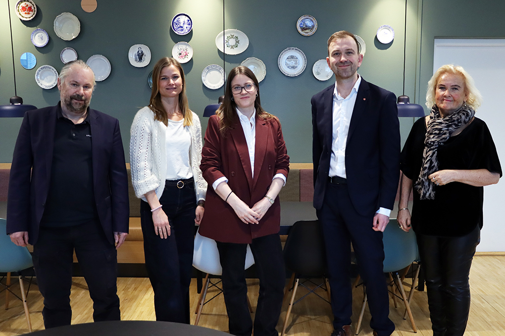 Gruppebilde fra frokost hos YS i anledning 8. mars. Innlederne på 8. mars frokosten til YS om yrkesskade for kvinner: Fra venstre; advokat i Delta, Vegard Veggeland, lege ved STAMI, Stine Fossum, politisk rådgiver i YS, Lin Andrea Gulbrandsen, statssekretær (Ap) Edvin Søby og nestleder i YS, Lizzie Ruud Thorkildsen.