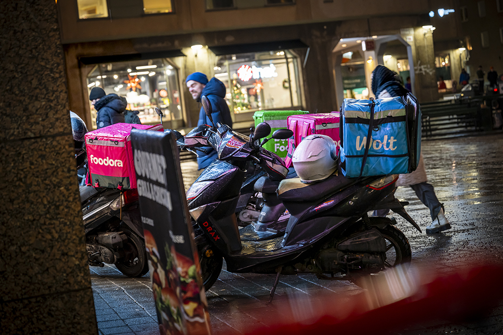 Matbud på Södermalm i Stockholm. Foodora, Uber, Bolt, Wolt.