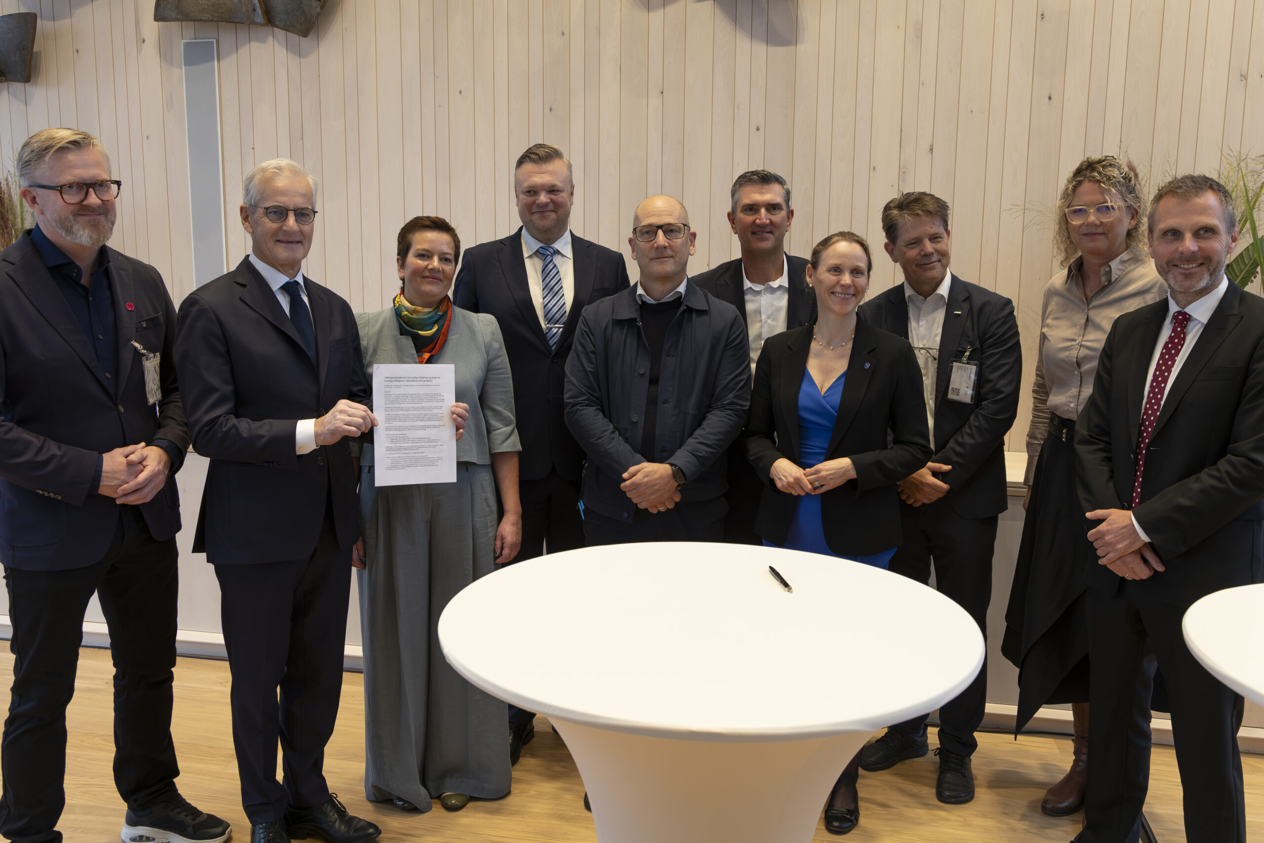 Fredag 2. oktober signerte regjeringen og partene i arbeidslivet en intensjonavtale om bruk av kunstig intelligens i arbeidslivet. Her står alle pasrtene samlet til et gruppebilde.