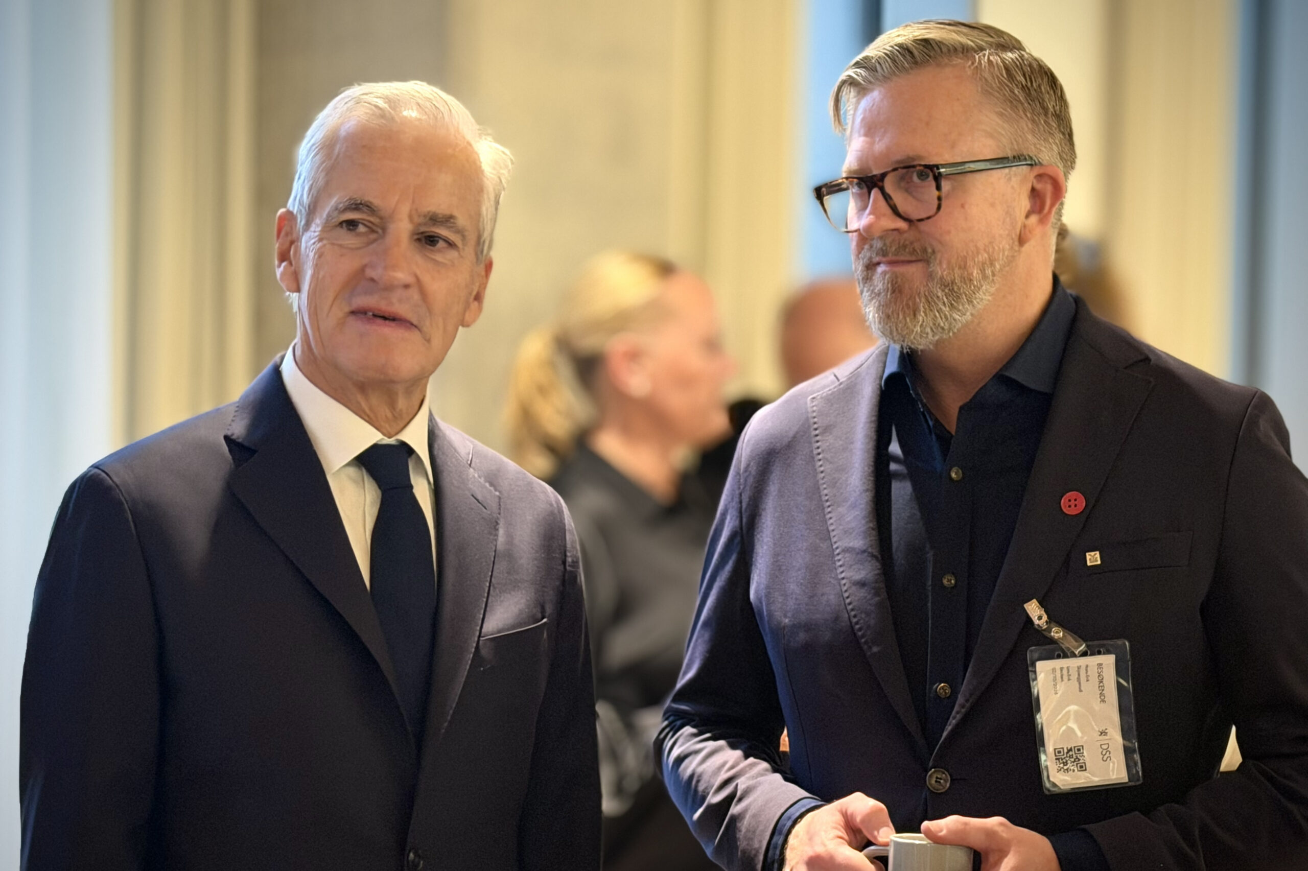 Statsminister Jonas Gahr Støre og YS-leder Hans-Erik Skjæggerud står ved siden av hverandre. Skjæggerud til høyre har en kaffekopp i hånda.